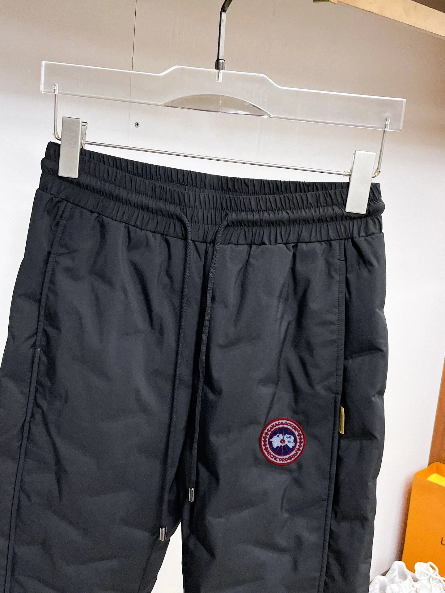 P490 Big Goose🇨🇦 🔥50ss thickened warm down pants, a new autumn and winter product, are here. 🌹Winter essential outdoor windproof, lockable and warm. Made of professional-grade outdoor windproof, waterproof and breathable fabric. Lining is filled with %90 white duck down. Lightweight design. Lightweight and warm. Seamless gluing process on the inside. Made of light and gall-free anti-drilling fabric to effectively prevent velvet running. Original hardware accessories Classic logo matching, simple and versatile, the upper body is stylish and not bloated, the same style for men and women! Size: M-3XL.